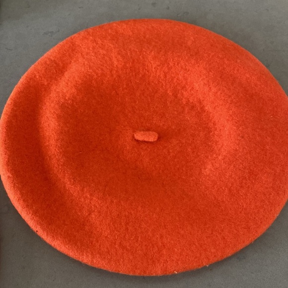 Orange wool beret with cute badge - Picture 2 of 5